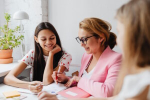 Jugend, Geld und Konsum: Wie sich Ausgabeverhalten und Finanzrisiken im Teenageralter verändern 3 Jugendliche und Geld