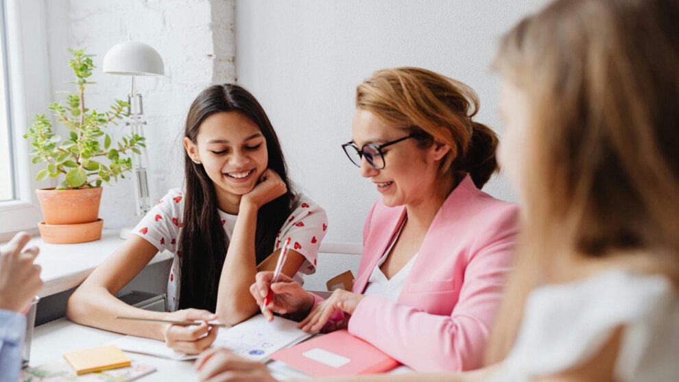 Jugend, Geld und Konsum: Wie sich Ausgabeverhalten und Finanzrisiken im Teenageralter verändern 1 Jugendliche und Geld