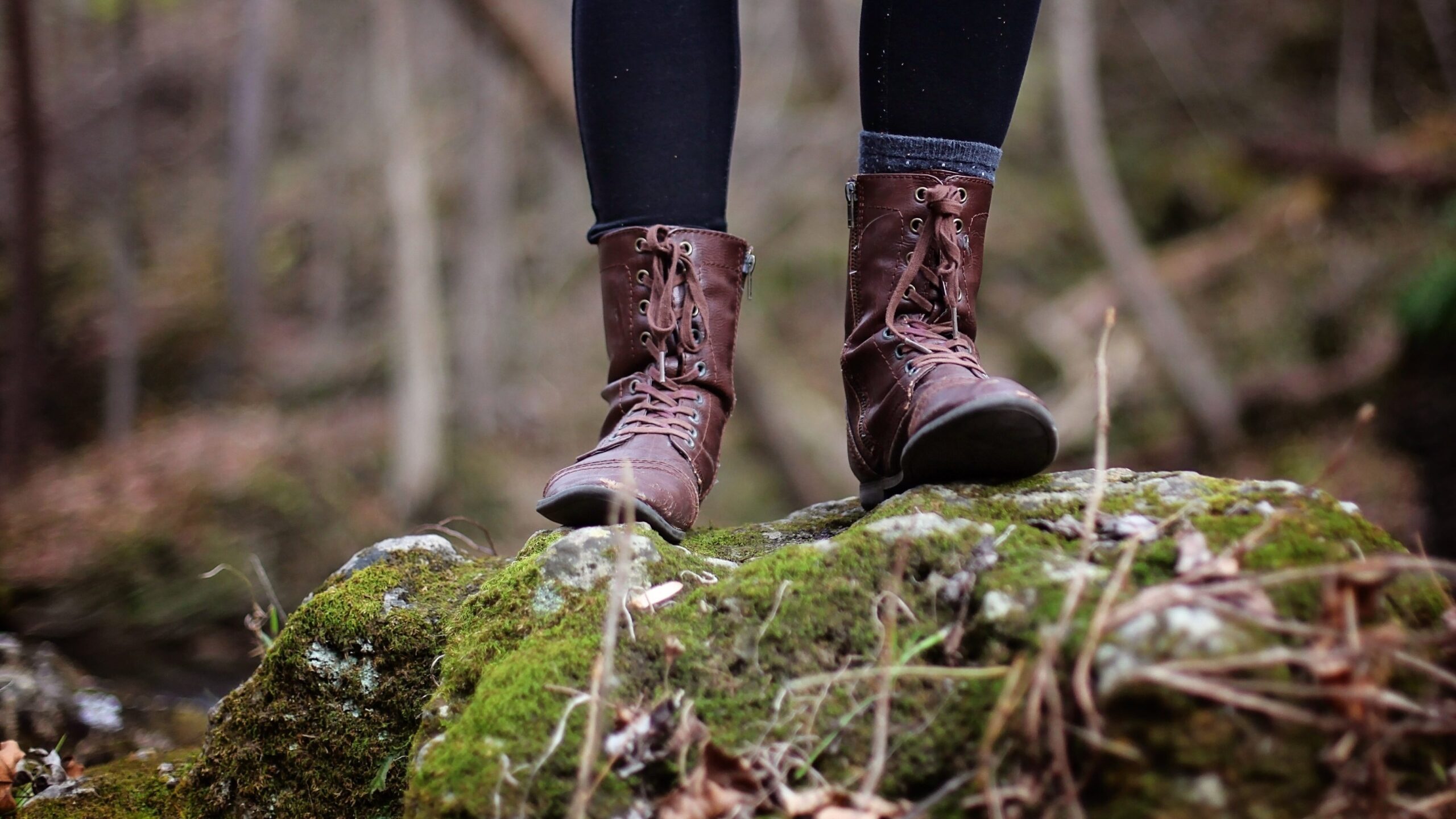 Wandern von Hütte zu Hütte als wachsender Aktivurlaub 3 pexels boots 1867379 1 edited scaled