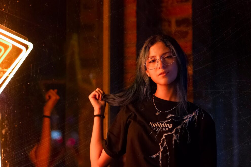 Jugendliche mit Brille